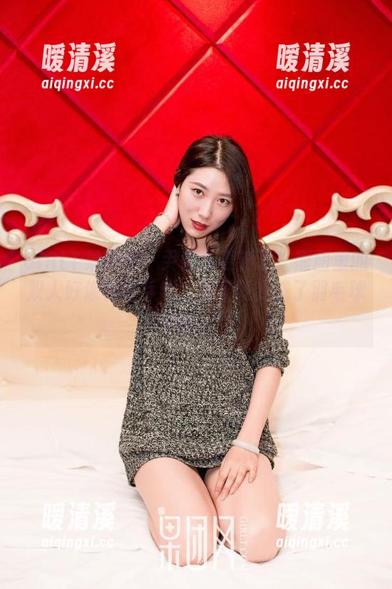 GIRLT果团网 - 尹意纯更新了！原图里的双人好像在打乒乓，结果硬变成了羽毛球大战？！