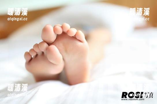 这轮ROSI最新旗袍合集，再次验证了“衣服可以治愈”的论点吗？