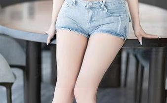 XIAOYU语画界 - 李丽莎最新黑色图包，别人都说优雅，我觉得就是把家里黑猫的灵动化作衣服了！