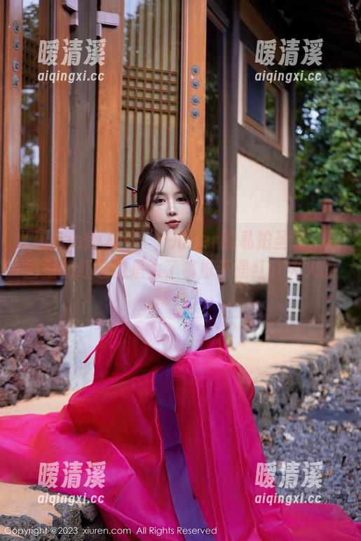 Xiuren秀人网 - 玥儿玥er的私拍圣诞，原图里的红色调是为了装扮还是红红火火的期待？