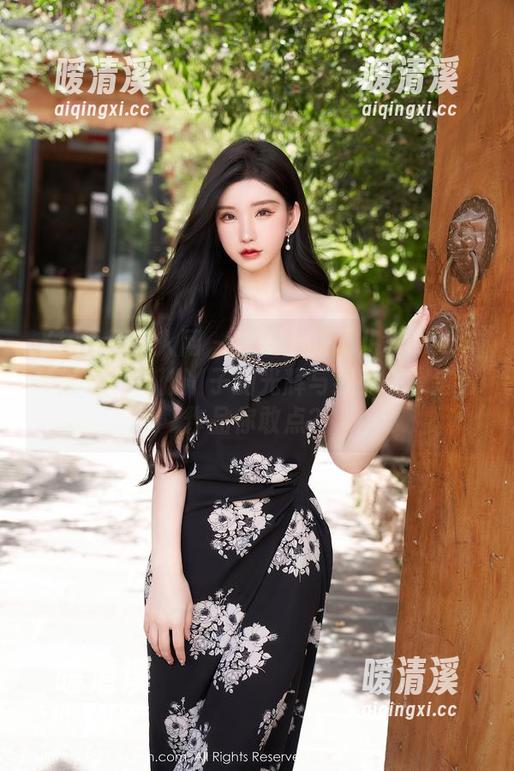 Xiuren秀人网 - 桌子上的雨儿酱eve与她的裸足：脚丫子的光辉与我无关。这套作品你敢点？