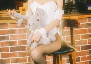 aqua水淼在写真中与2B同框，是在喊‘我也要机械美’吗？