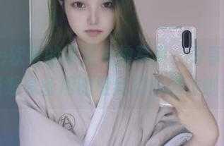 eloise软软的高清女神写真，分享给谁？当然是备用的脸红红的那位啦！