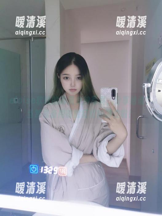 eloise软软的高清女神写真，分享给谁？当然是备用的脸红红的那位啦！