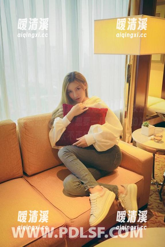 partycat轰趴猫 - 私拍艾小青修女造型，原图给人一种“想要一探究竟”的冲动，太不正经了吧！