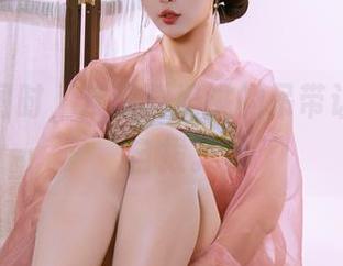 拍摄原图时，云溪溪奶桃的吊带让我无法自拔。