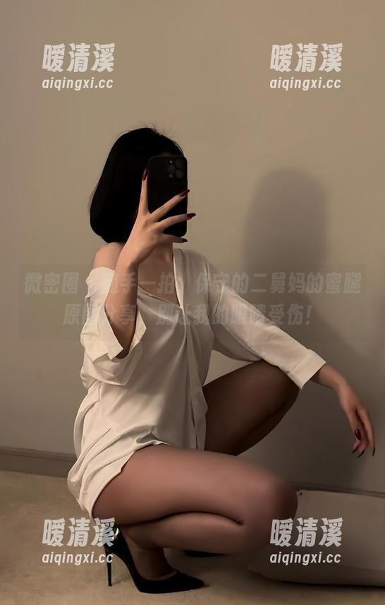 微密圈 - 随手一拍，保守的二舅妈的蜜腿原图分享，别让我的眼睛受伤！