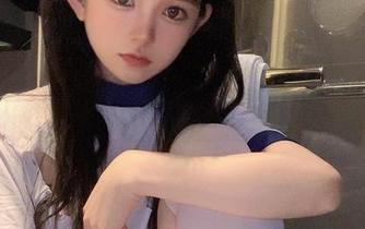 倦倦喵的白衬衫：在高清图包中流转的打盹气息