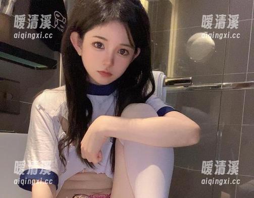 倦倦喵的白衬衫：在高清图包中流转的打盹气息