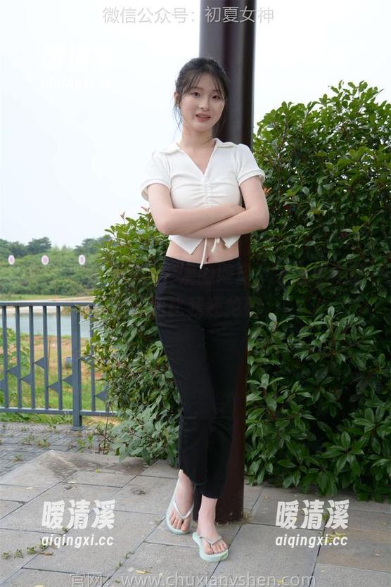 初夏女神 - 进了安妮的网盘，才发现她的显眼包比我还抢眼。