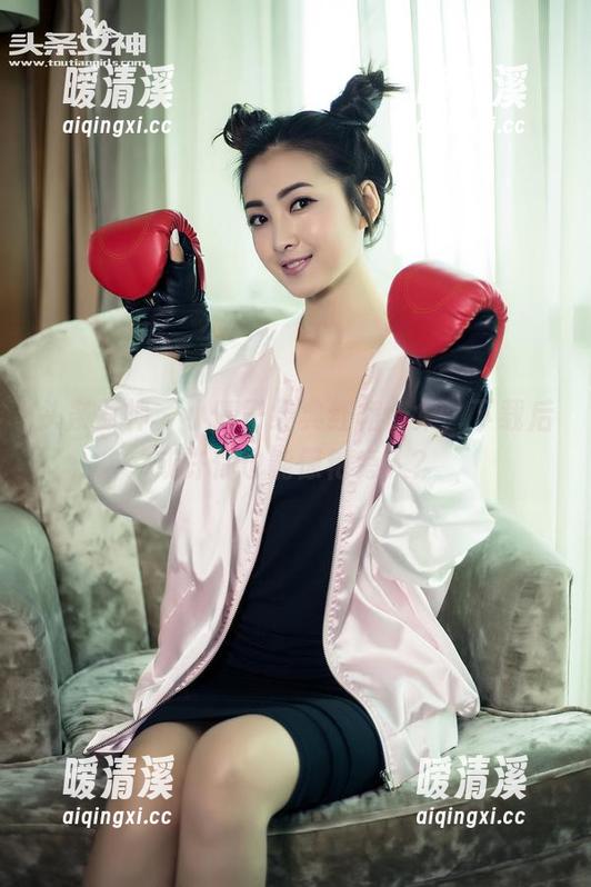 头条女神 - 小晴子经典红裙合集，下载后或许你也能惊艳旁人？