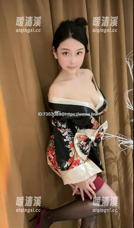 微密圈 - 美图速来！奶雯的美脚，下载后小心长草哦，心里没谱的我也是醉了。