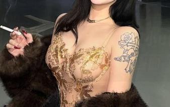 微密圈 - 照片里的她，旗袍与小u优优子，构成了一幅苍白的画面