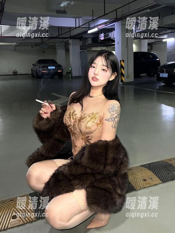微密圈 - 照片里的她，旗袍与小u优优子，构成了一幅苍白的画面