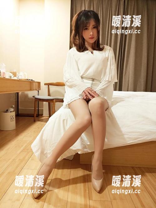 这波连身袜美图直接击中，小女巫露娜你可真会挑题材！