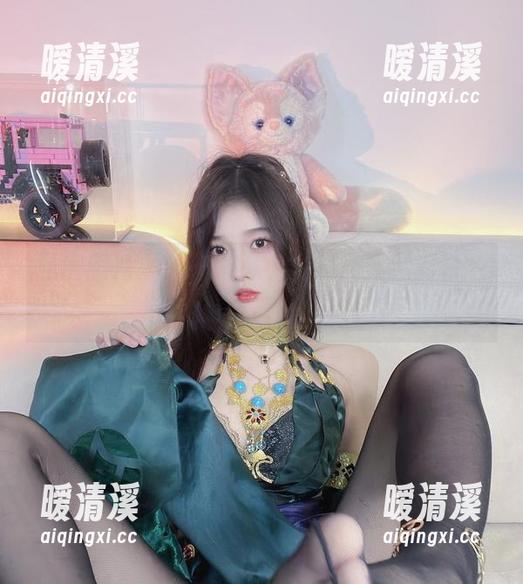 私房照片里，这个小小奶瓶儿果然对白色蕾丝有自己的见解。