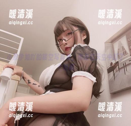 小泉学姐吖的镂空写真集，像是在天空中打了个眨眼