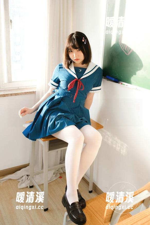 少女秩序 - 小鱼的私拍资源：谁不想试试这条仿佛能漂流的礼服呢？