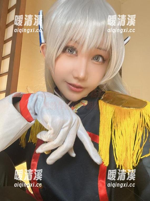 看！图片里的双人阵仗，杨衣yangyi和她的作品巧妙相融。