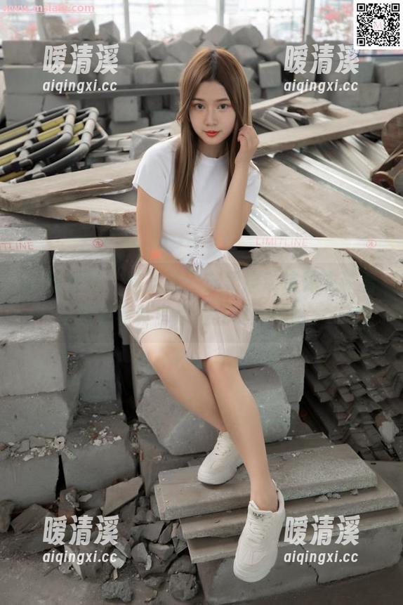 梦丝女神 - 这是谁？苏柔撩动连体衣，看着看着真有点脸红呢，哈哈。
