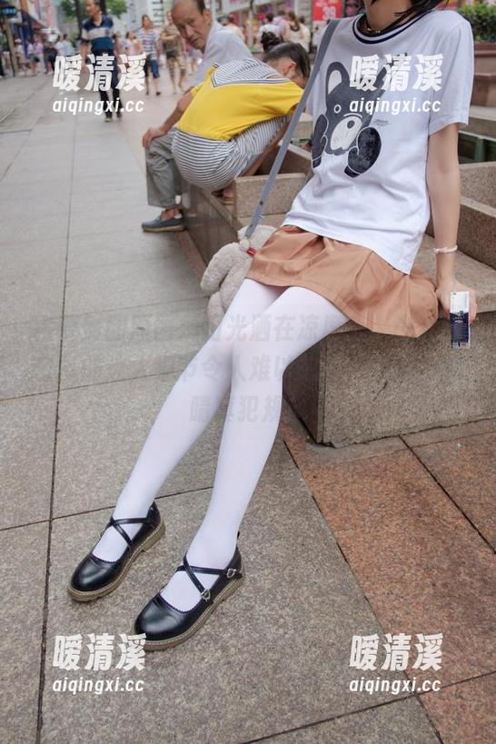 森萝财团原图：阳光洒在凉席上，少女的白丝的迷人细节令人难以忽视，哎呀，眼睛真犯规！