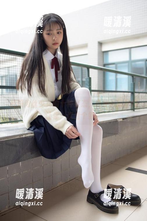 校服肉丝少女的十种姿态，森萝财团图库让你一次看个够。
