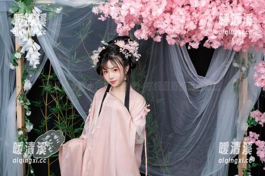 爆机少女喵小吉的皮衣秀：在线逛街的黑色幻想