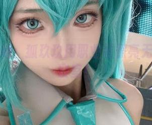 美图定格：狐玖玖用职业装照亮无趣的会议室！