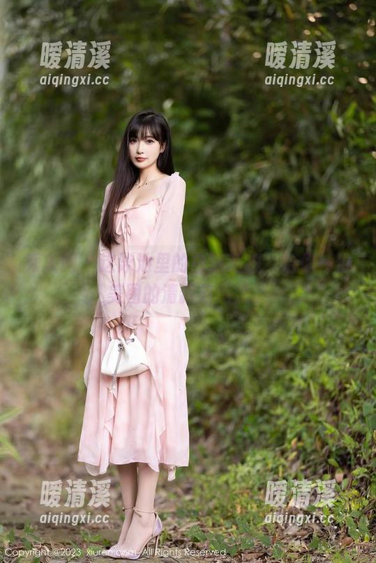 秀人网 - 这泳池里的白沫私拍，给你一份美图的清新与荡漾。