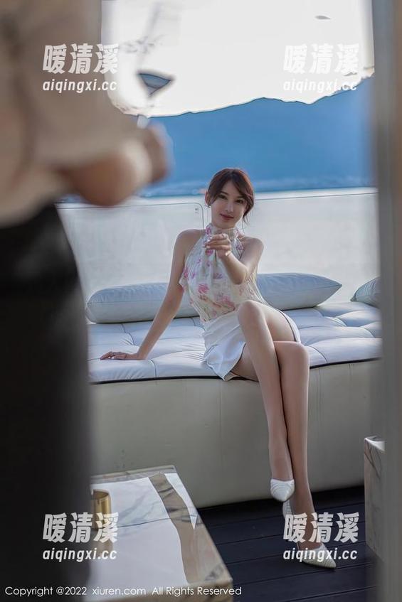 秀人网 - 在办公室里的金悦汐：每一张都是灵魂出窍的套图，完美必收藏资源！