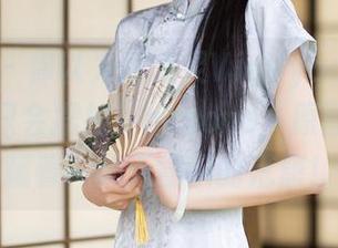 秀人网 - 你以为陈念灵Vickyao在夏日写真里只会摆拍？nonono，原图也可能藏着一种无意识的荒唐！
