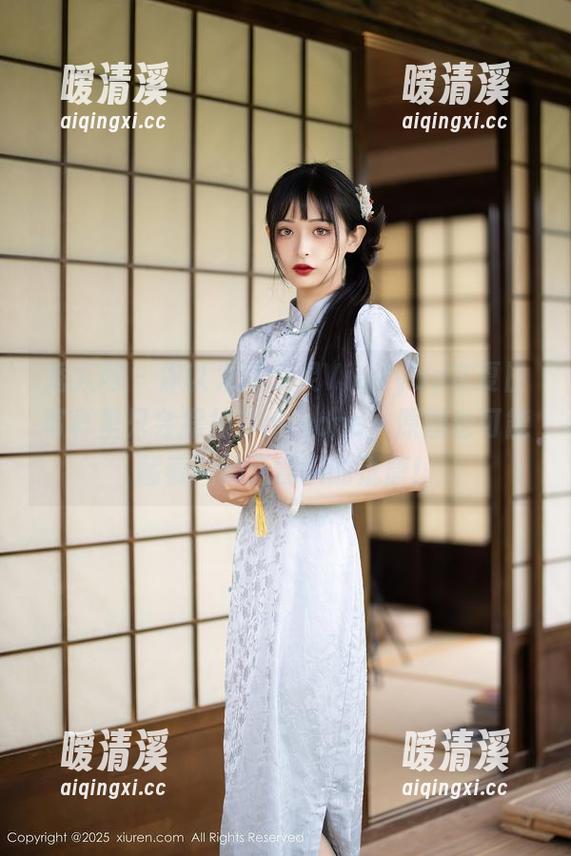 秀人网 - 你以为陈念灵Vickyao在夏日写真里只会摆拍？nonono，原图也可能藏着一种无意识的荒唐！