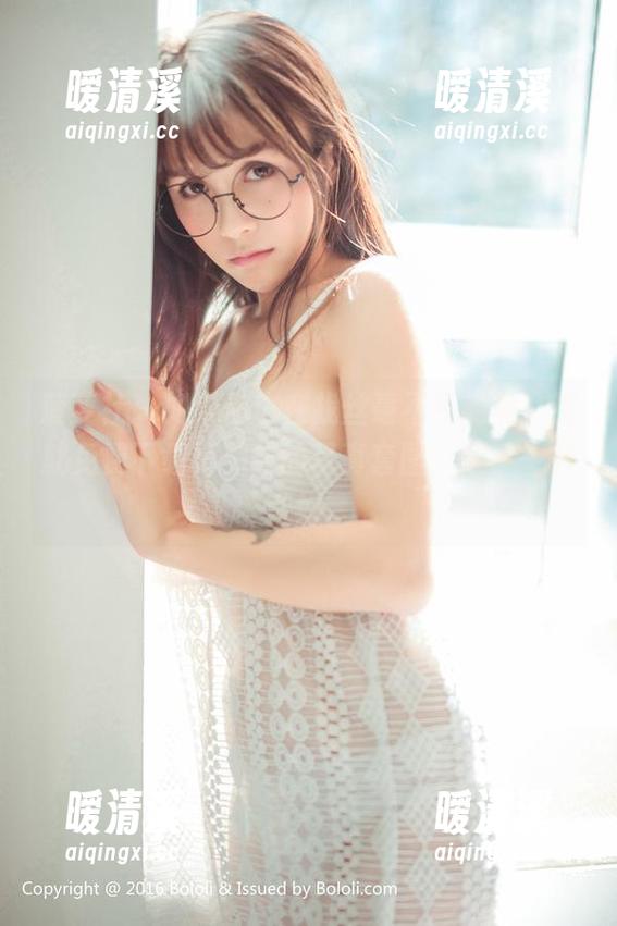 菠萝社 - 如果你也在找丝毫不亏的美，那就免费下载夏美酱的写真套图，顺手一抖就好。