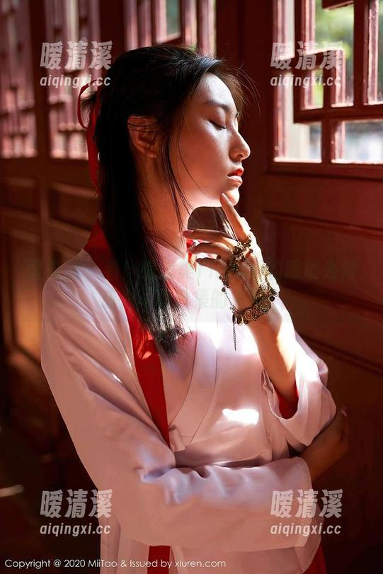 蜜桃社 - 看！缇娜美Tinami的眼镜为何成为写真合集的主角！
