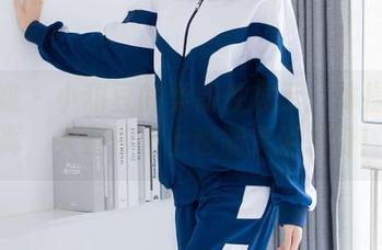 袜啵啵 - 小甜豆的柔韧性展示：体操服写真，夹在沙发上也能灵活转身！