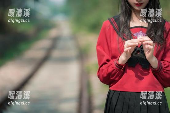 铁轨上西瓜少女的高清背影，谁能抗拒这种甜到发腻的诱惑？
