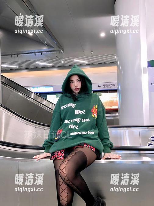 微密圈 - 陈佩奇让你捧腹：吃我臭脚合集，记得下载呀，不要怕！