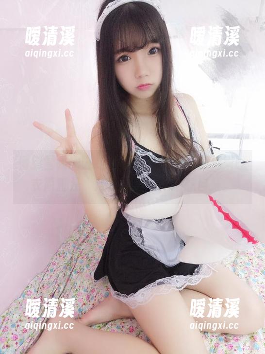 看到雪晴嘟嘟这组套图，那个恶魔拘束睡衣简直是“炼狱之美”，不想自拔。