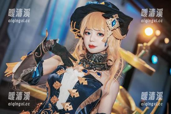 她的眼神里藏着温柔，点击图片吧，下载不同的雪猫