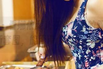 青豆客 - 看娜依灵儿在浴缸里的双眼，最新套图，能否带你进入幻想？