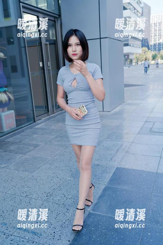 魔镜街拍献上高清图库，穿小背心牛仔裤，炎热夏日即刻来袭