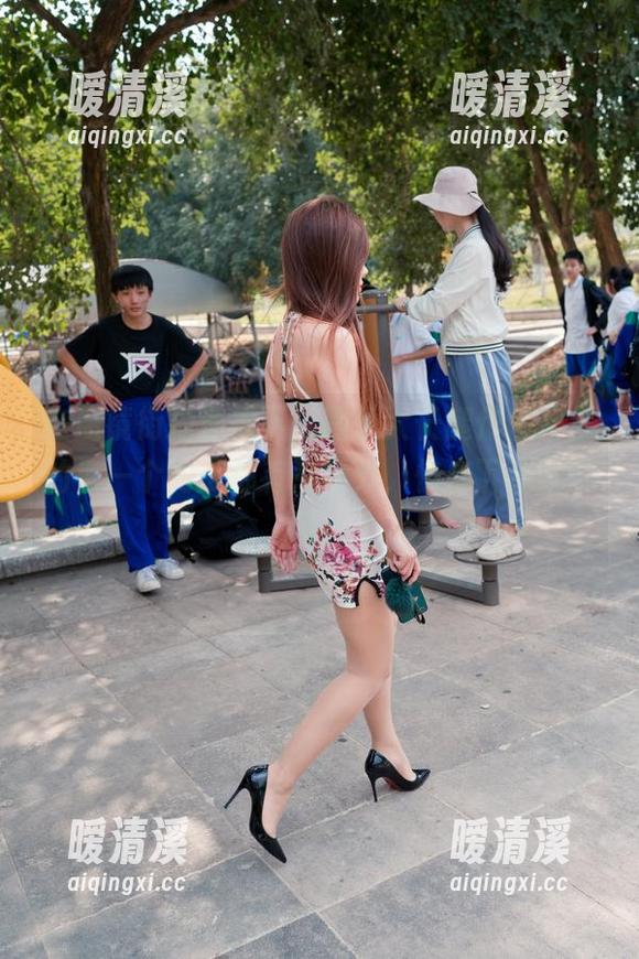 在魔镜街拍透视下，黑丝大长腿作品集里的每一个角度都有点意外，快来下载试试吧！